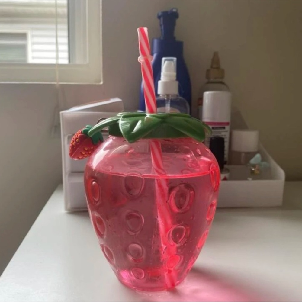New Red Clear Plastic Strawberry Design Drinking
Tumbler With Straw & Key Chain - Picture 9 of 14